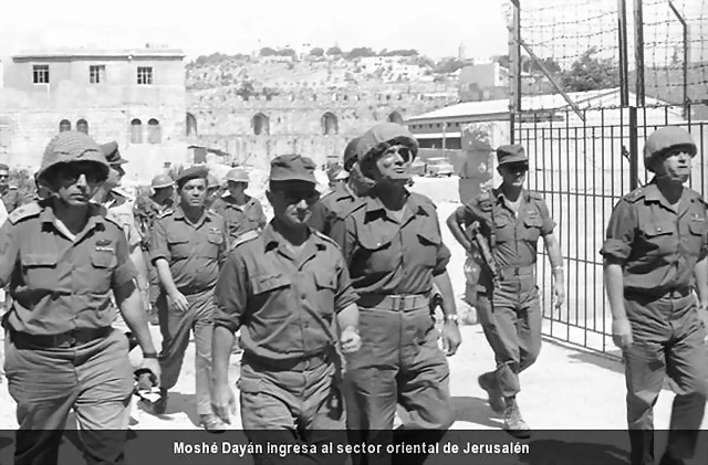 Moshe Dayan ingresa en el sector oriental de Jerusaln.