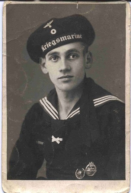 Kriegsmarine_sailor_wearing_Panzer_Assault_Badge