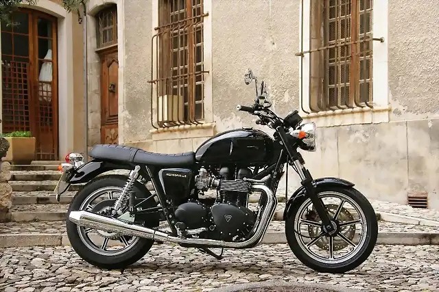 triumph-bonneville-circulando-5