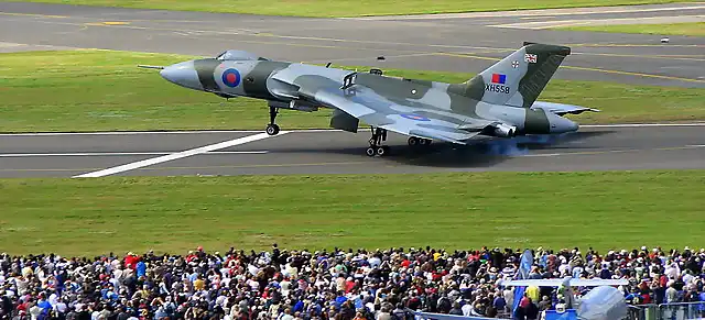 Avro  Vulcan aterrizando en la pista 24 en el Salón Aeronáutico de Farnborough del 2008.