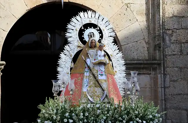 005, la virgen en la plaza