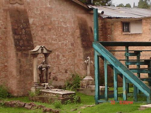 TUMBAS ATRAS DELA IGLESIA