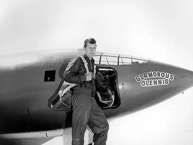 Chuck Yeager el primer piloto que supero la barrera del sonido el 14 de octubre de 1947 con el Bell  X-1 Glamorous Glennis