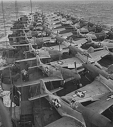 Mustangs-on-carrier-deck (Copiar)