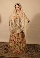 La Virgen del Triunfo de pie de mantilla