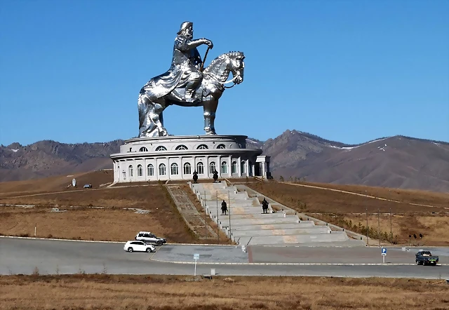 25-estatua de Gengis , cerca de Uln Bator, en Mongolia.