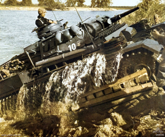 Panzerbefehlswagen atravesando el rio Bug en Polónia. Junio 1941 Panzerbefehlswagen atravesando el rio Bug en Polónia. Junio 1941