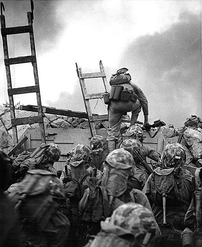 Marines con escaleras subiendo los muelles de Inchon.