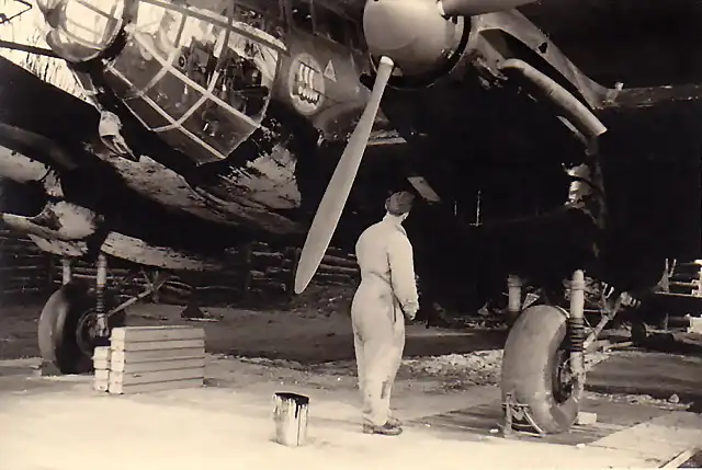 Heinkel-He-111H-2.KG100-(6N+IK)-Vannes-Frankreich-France-spring-1941-02