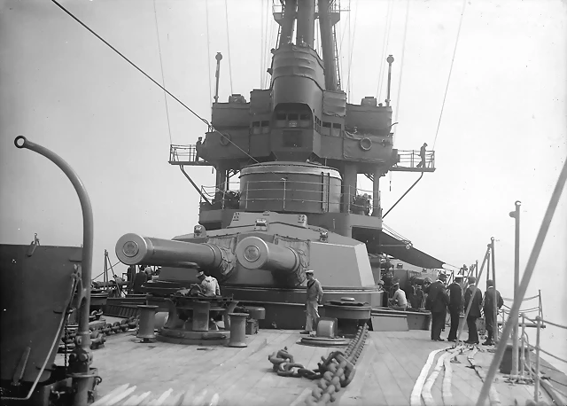 caones de 305 mm. del Hms New Zealand.