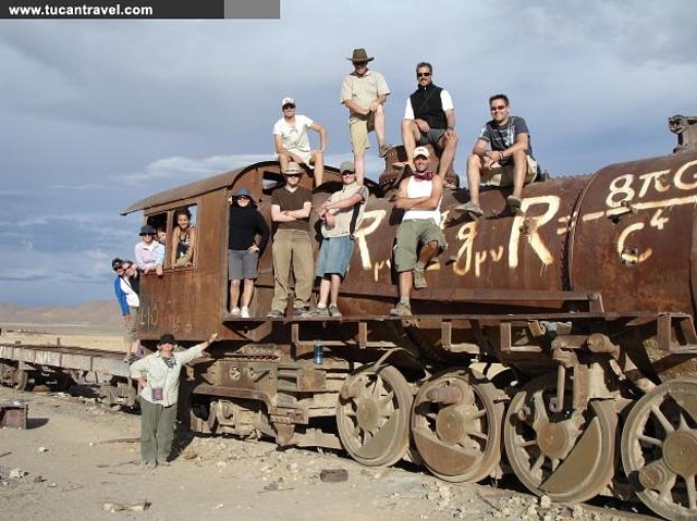 bolivia,_salar_de_uyuni,_train_cementary_v__max__622x2000