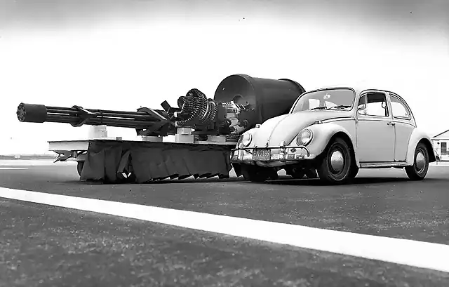 800px-GAU-8_meets_VW_Type_1[1]