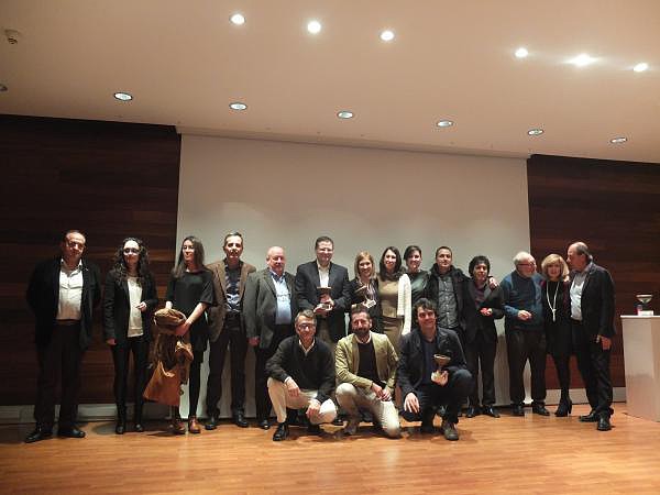 168538_102388_Foto-de-familia-de-los-ganadores-y-los-finalistas-de-los-Premios-Argaria-2015-junto-a-los-integrantes-del-Gremio-de-Libreros-de-Almeria-que-concede-los-galardones_G