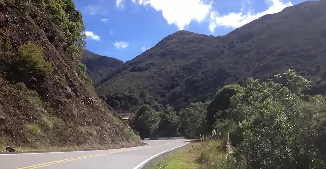 15. La carretera entre montañas