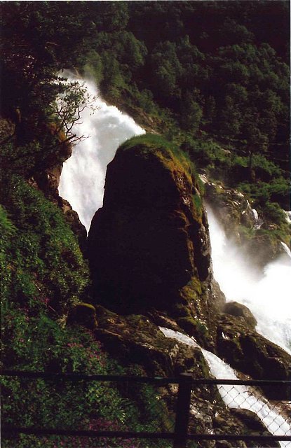 Cascada del glaciar de Briksdal