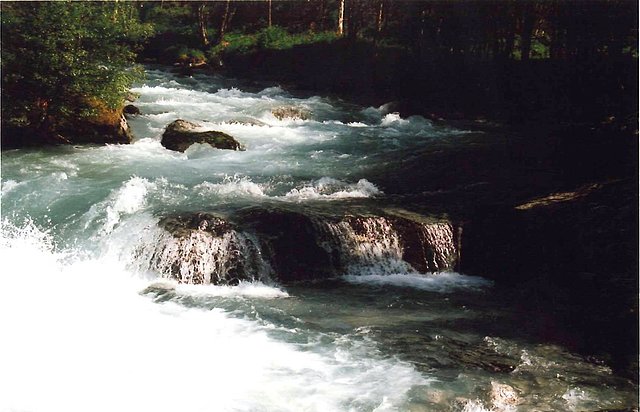 Torrente del glaciar de Briksdal