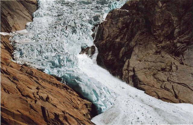 Desprendimiento en el glaciar de Briksdal