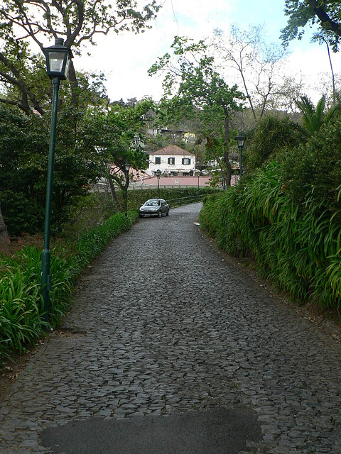 Tramo de pavé antes de salir a la ER103 en Monte.