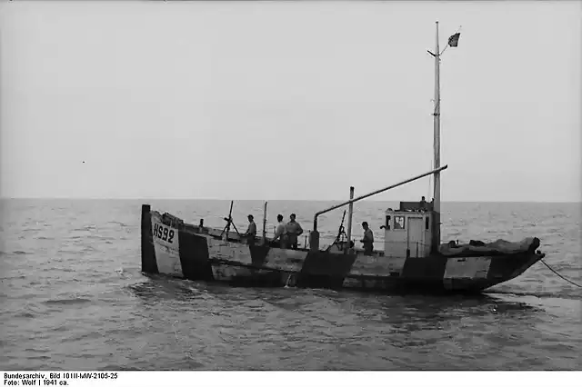 Bundesarchiv_Bild_101II-MW-2105-25,_Hafenschutzboot_HS_92[1]