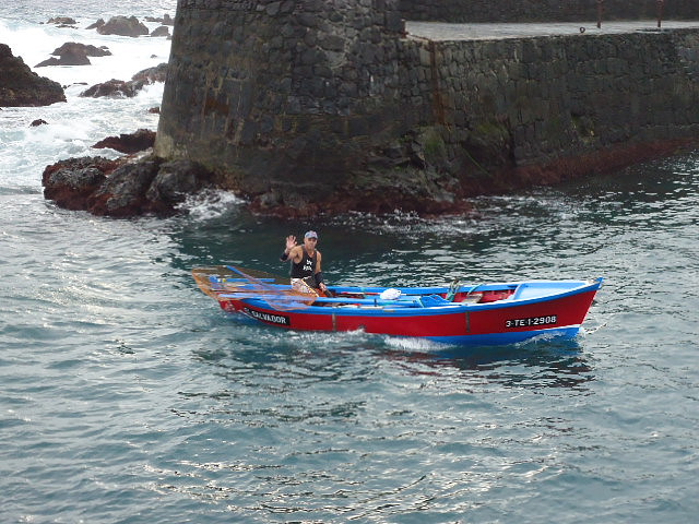 PESCADOR ENTRANDO EN PUERTO