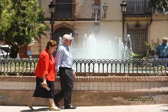 17, caminando hacia la iglesia, marca