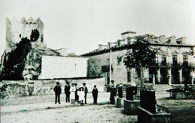 Frente a la Torre Julia y el Palacio de Ibaez