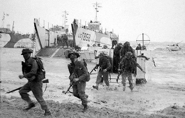 Britnicos desembarcando en Gold Beach. Normandia. 1944