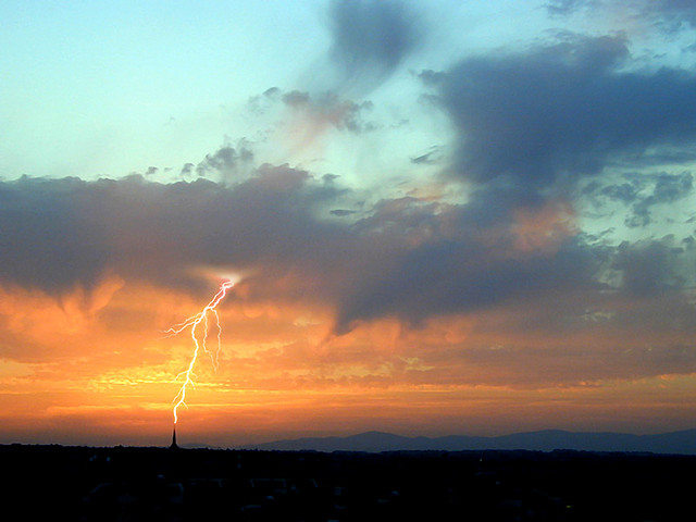 clouds-lightning-800