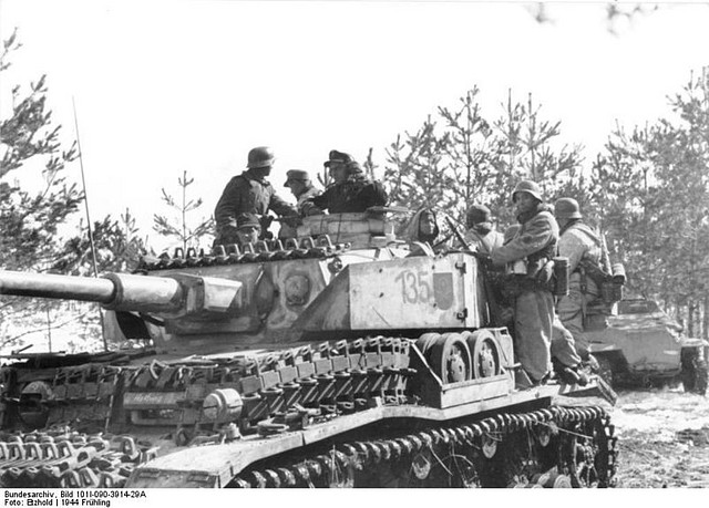 Bundesarchiv_Bild_101I-090-3914-29A%2C_Russland%2C_Panzer_IV[1]