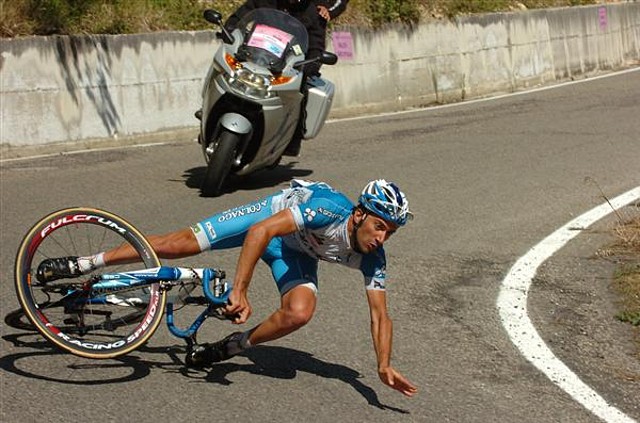 GIRO2011,ETA 7 CAIDA FEDERICO CANUTTI