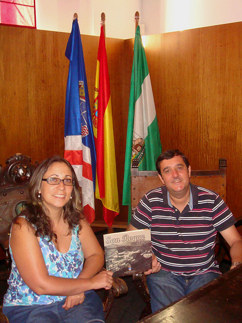 fhi-Alcaldesa y conc.festejos presentan Programa S.Roque 2011-Riotinto-Fot.J.Ch.Q.-10.08.11.jpj