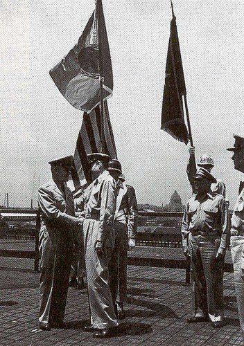 Mac Arthur recibe el mando de las tropas de la ONU.