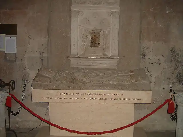 Tomba di papa Giovanni XXI conservata nella cattedrale di Viterbo