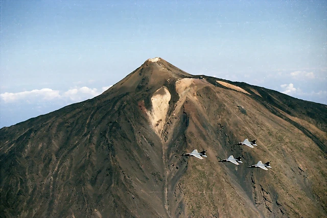 21033 1983-07-19 formacin de f1 y t12 sobre el teide y puerto de la cruz