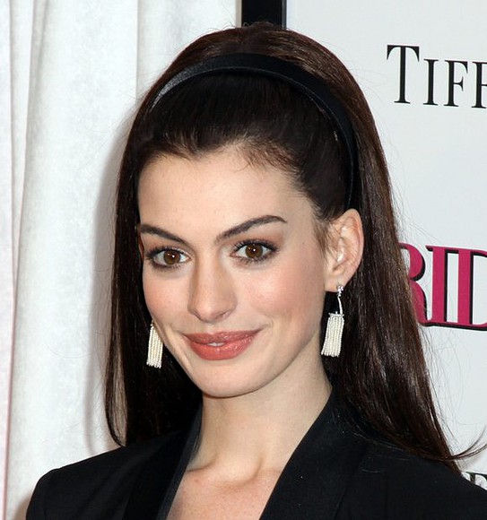Anne-Hathaway-smile-face-wallppers