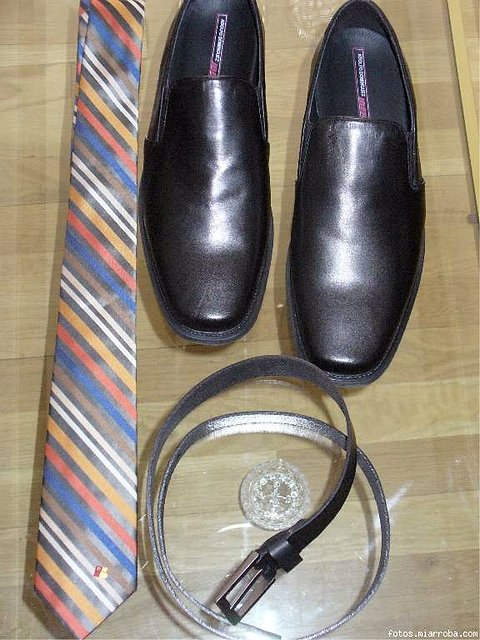 Detalle zapatos, corbata y cinturn