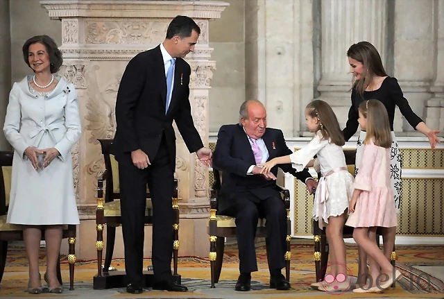 JUAN CARLOS Y SUS NIETAS SALUDANDOLE JUAN CARLOS Y SUS NIETAS SALUDANDOLE