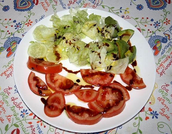 Ensalada de agacate, lechuga y tomate