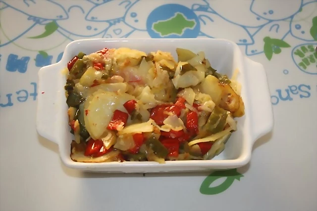 Patatas con pimientos y anchoas