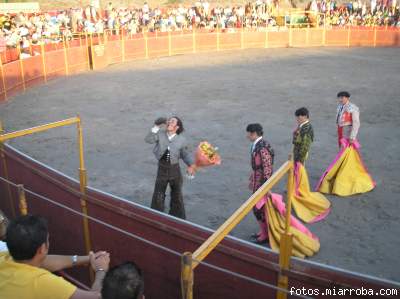 Rejoneador Agustn Solano dando la vuelta al ruedo