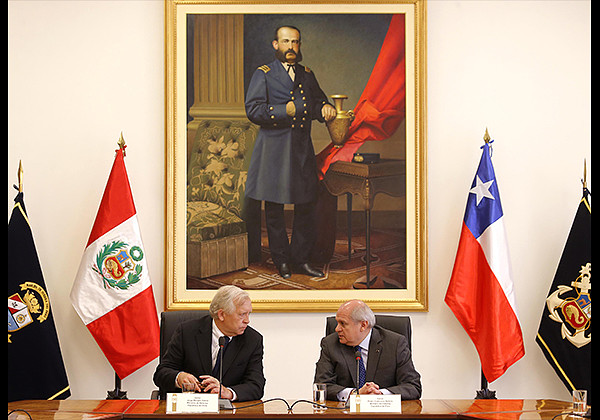 Ministro de defensa de Chile, con  par de Per