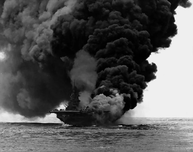 USS_Bunker_Hill_burning Oki