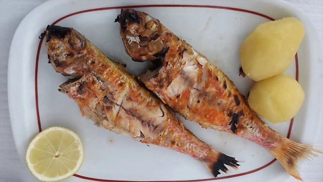 Salmonetes asados a la brasa Salmonetes asados a la brasa