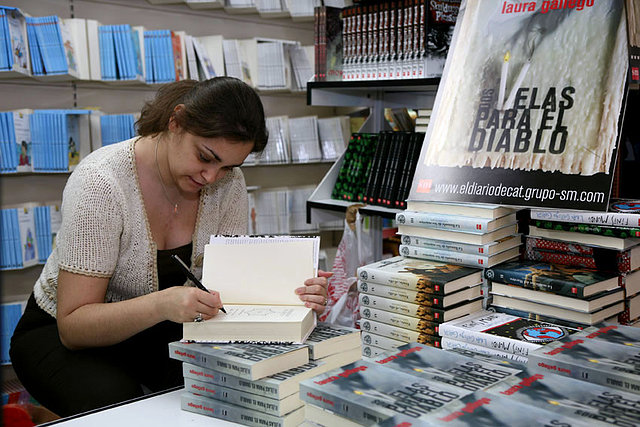 Laura Gallego firmando libros