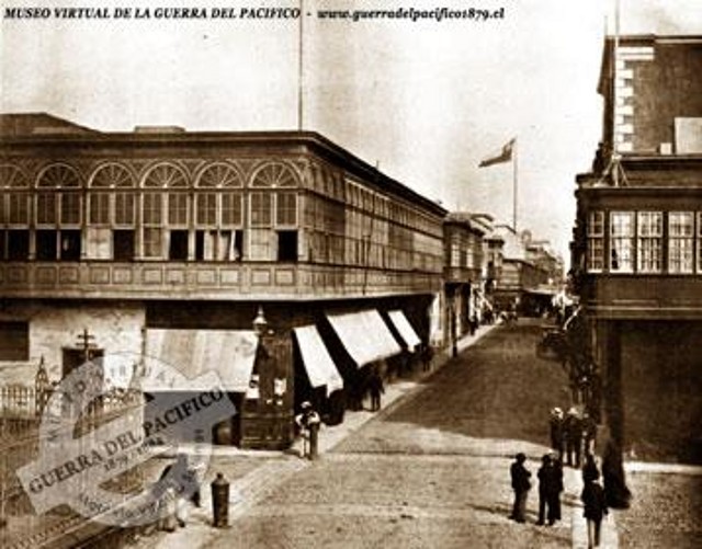 Palacio de gobierno de Lima, con bandera chilena al tope, calle Santo Domingo