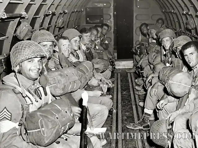 Paracaidistas maericanos dentro de su transporte camino de Normandia.