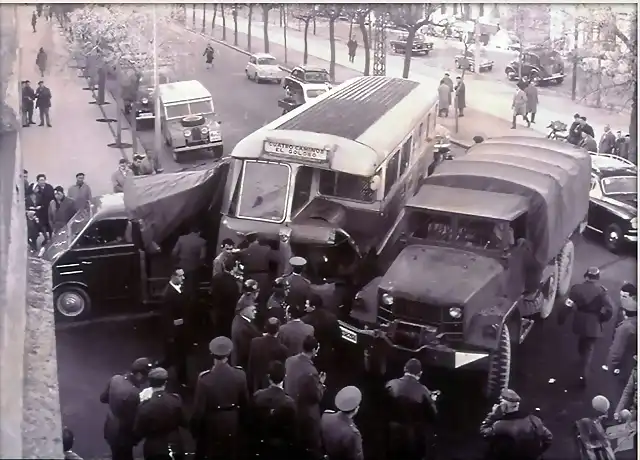 Madrid - Verkehrsunfall in der Calle de Raimundo Fern?ndez Villaverde  So kollidierten ein DKW-Transporter, einem als ?Ein?uger? bekannten Autobus und einem Milit?rlastwagen, 1962