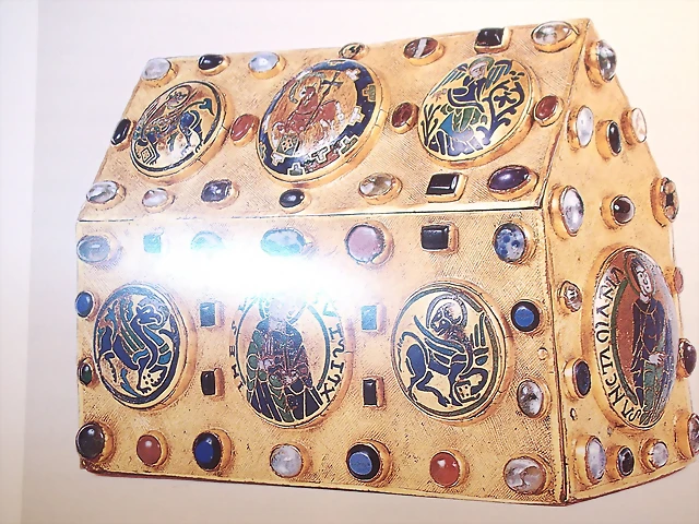 Arqueta relicario de Bellac, 1120-1140, Limoges. (Haute-Vienne) Arqueta relicario de Bellac, 1120-1140, Limoges. (Haute-Vienne)