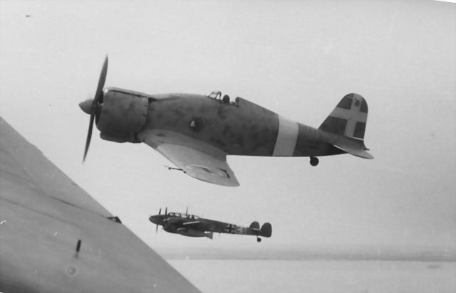 Bundesarchiv_Bild_101I-425-0338-16A,_Flugzeuge_Fiat_G.50_und_Messerschmitt_Me_110