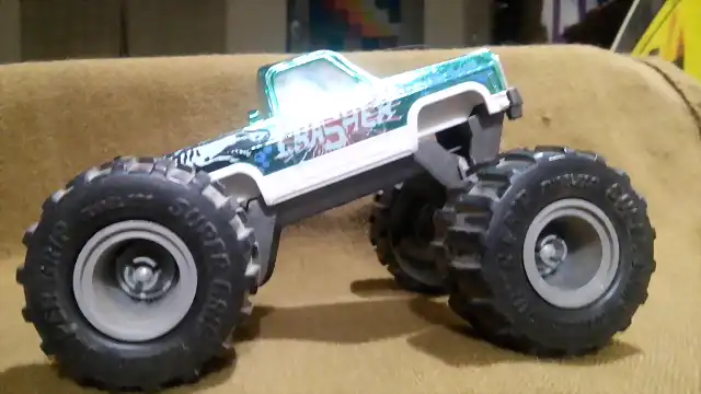 Chevy Silverado 4x4 Monster MAJORETTE (6)